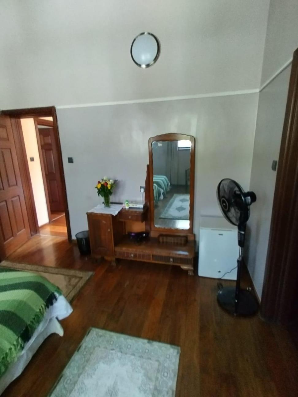 Florances Rest House Найроби Екстериор снимка