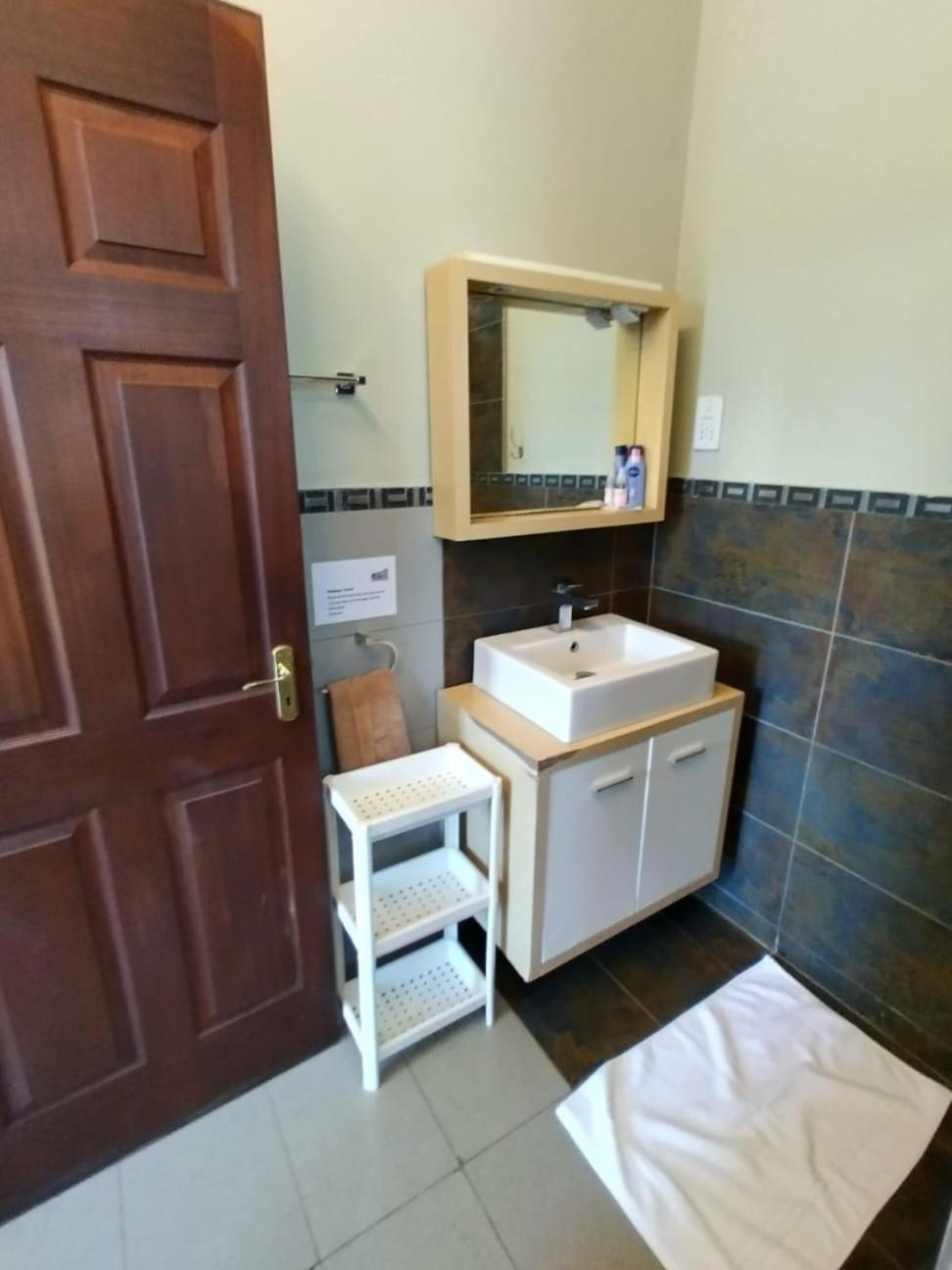 Florances Rest House Найроби Екстериор снимка
