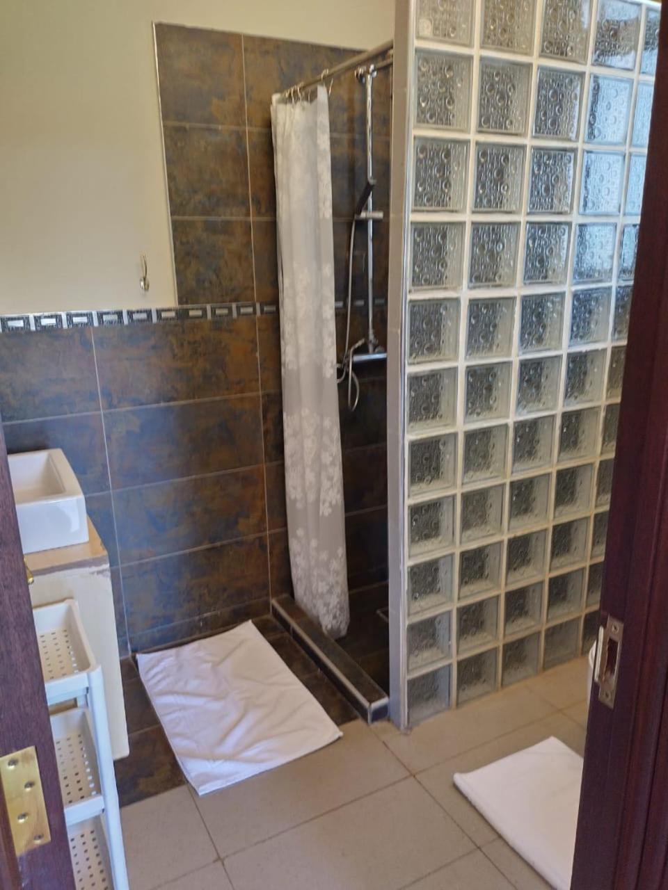Florances Rest House Найроби Екстериор снимка