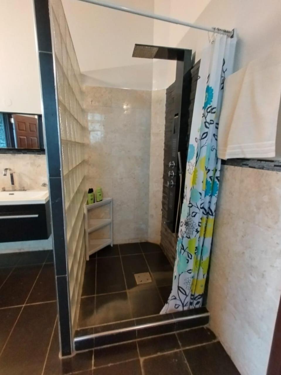Florances Rest House Найроби Екстериор снимка